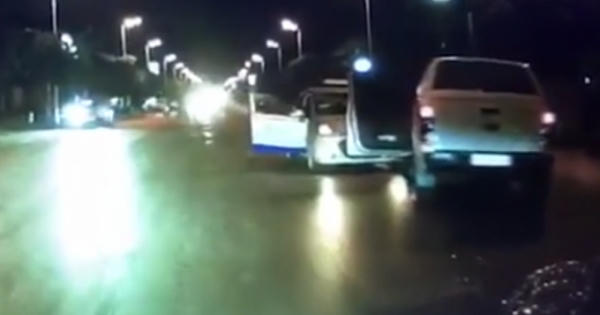 Video: Hiện trường vụ việc gã đàn ông dùng dao bầu tấn công tài xế taxi