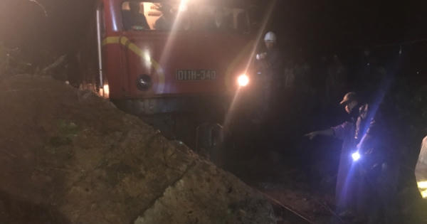 Công an Thừa Thiên Huế: Cứu nạn đoàn tàu Bắc - Nam bị mắc kẹt do lở núi trong đêm
