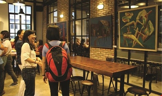 Đem tranh ra… quán cà phê Đem tranh ra… quán cà phê