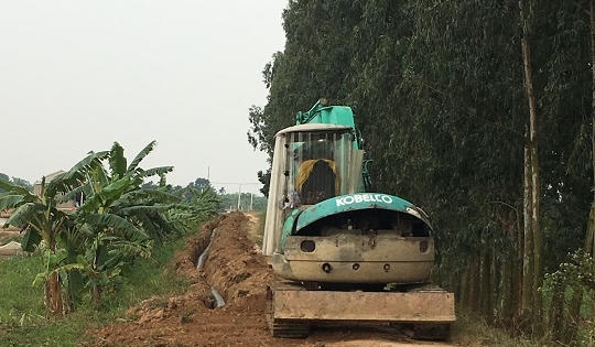Doanh nghiệp xẻ đê chôn đường ống nước