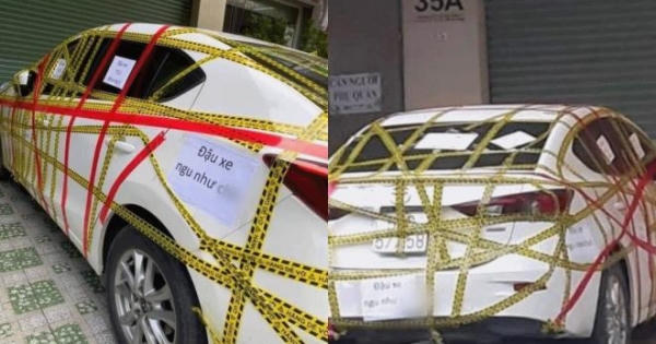 Chiếc ô tô bị dán chi chít băng keo vì ngang nhiên đậu chắn cửa nhà người khác Chiếc ô tô bị dán chi chít băng keo vì ngang nhiên đậu chắn cửa nhà người khác