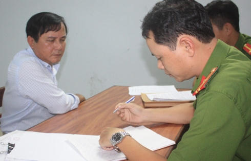 Làm giả quyết định tuyển dụng, chiếm đoạt hơn 2 tỉ đồng