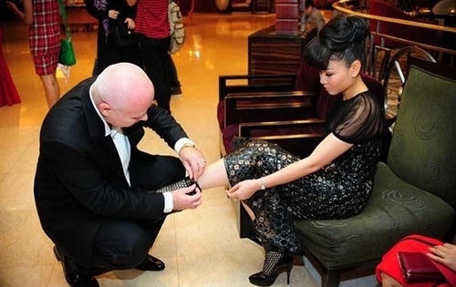 Chuyện tình chân dài - đại gia: "Người sung túc, kẻ truân chuyên" Chuyện tình chân dài - đại gia: "Người sung túc, kẻ truân chuyên"