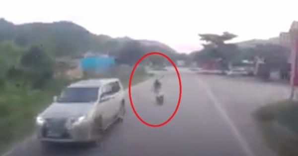 Clip: Hoảng hồn với pha vượt ẩu của nam thanh niên thách thức “tử thần” Clip: Hoảng hồn với pha vượt ẩu của nam thanh niên thách thức “tử thần”
