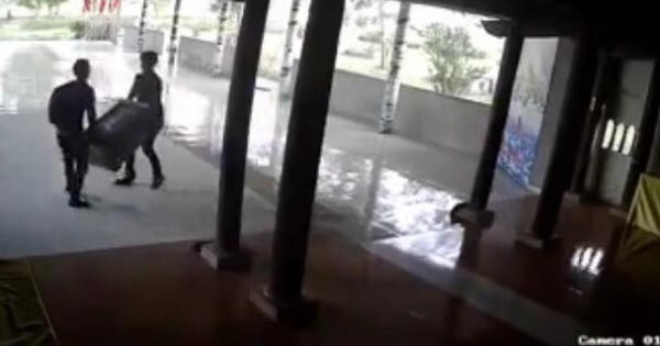 Hai thanh niên ngang nhiên vào chùa "rinh" cả hòm công đức