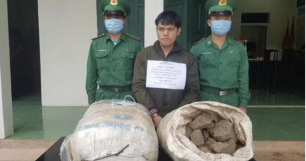 Bắt quả tang đối tượng đi xe máy chở 100kg thuốc bom