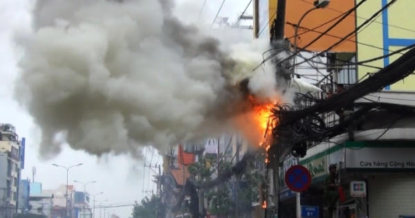 Cột điện cháy nổ lớn, hàng ngàn người hốt hoảng tháo chạy Cột điện cháy nổ lớn, hàng ngàn người hốt hoảng tháo chạy