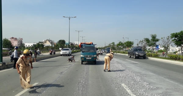 Clip CSGT quét dọn đá rơi trên đường dưới trời nắng