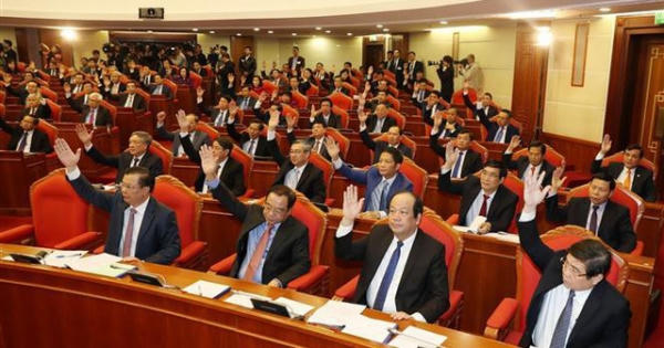 Bộ Chính trị giới thiệu hơn 200 nhân sự để Trung ương cho ý kiến