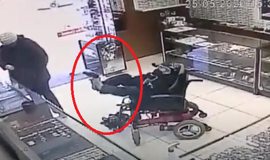 Clip: Người đàn ông dùng chân cầm súng cướp ngân hàng gây chú ý