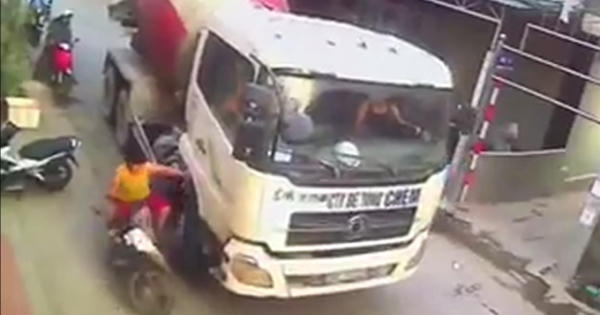 Hà Nội: Sau va chạm giao thông, xe bồn cố tình đánh lái đè đầu xe máy