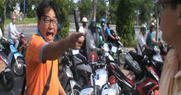 Vi phạm giao thông, người đàn ông còn tấn công trung tá CSGT Vi phạm giao thông, người đàn ông còn tấn công trung tá CSGT