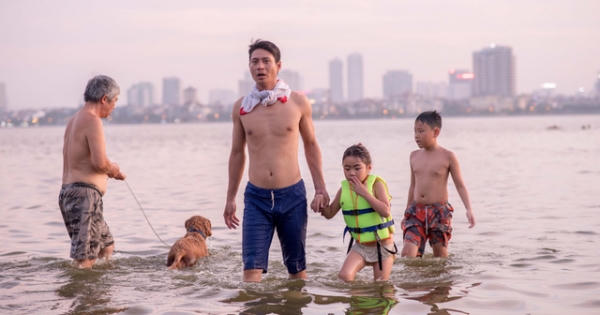 Quá nắng nóng, người Hà Nội kéo ra hồ Tây tắm giải nhiệt