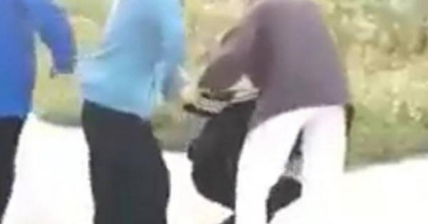 Thanh Hóa: Phẫn nộ với Clip nhóm nữ sinh dùng mũ bảo hiểm đánh liên tiếp vào đầu và mặt bạn