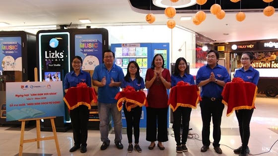 Khai trương máy bán sách tự động đầu tiên tại TPHCM