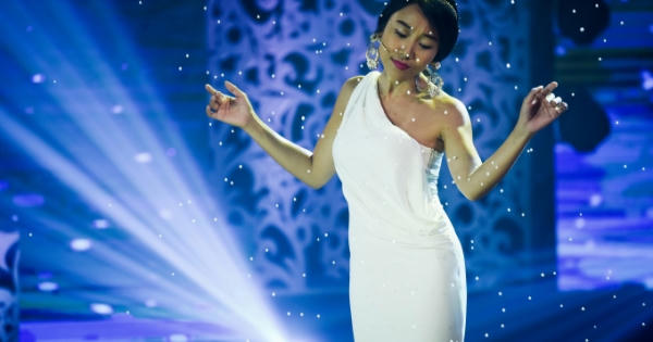 Đoan Trang khoe vẻ đẹp quyến rũ trên sân khấu Sài Gòn Đêm Thứ 7