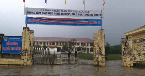 Vừa ra khỏi cổng trường, nam sinh bị đâm thủng bụng