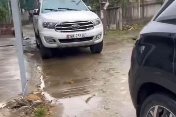 Tài xế đỗ xe chặn lối đi ngày mùng 2 Tết không phải nhân sự thuộc Báo Pháp luật Việt Nam Tài xế đỗ xe chặn lối đi ngày mùng 2 Tết không phải nhân sự thuộc Báo Pháp luật Việt Nam