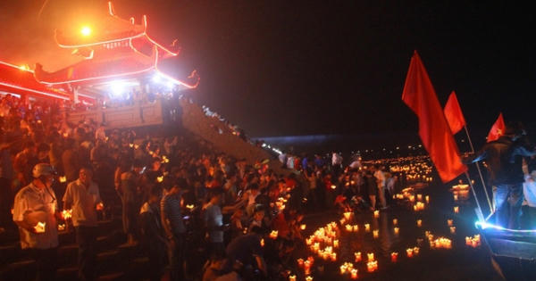 Hàng triệu ngọn nến thắp sáng sông Thạch Hãn
