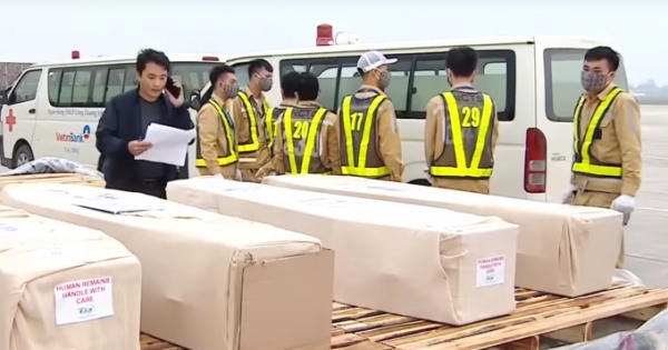 Video: Thi thể của 16 trong 39 nạn nhân tử vong ở Anh về đến Nội Bài