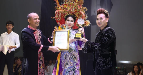 Em gái Lý Hùng trở lại sàn diễn thời trang sau hơn 20 năm vắng bóng