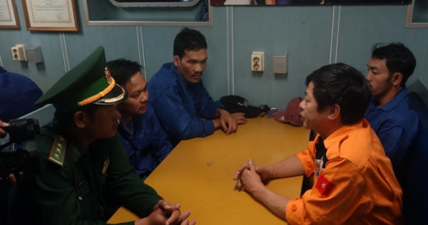 Cứu nạn 13 ngư dân cùng tàu chết máy cách đất liền 100 km