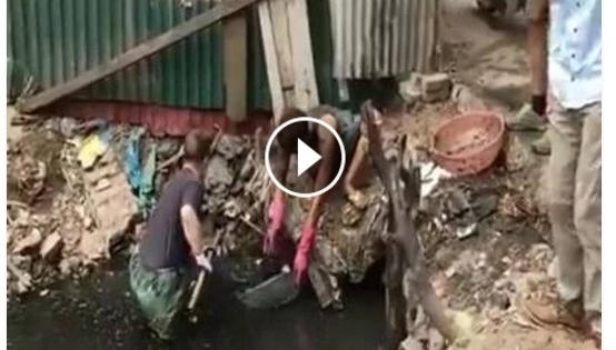 Hà Nội: "Ông Tây" lao mình xuống con mương bốc mùi dọn vệ sinh