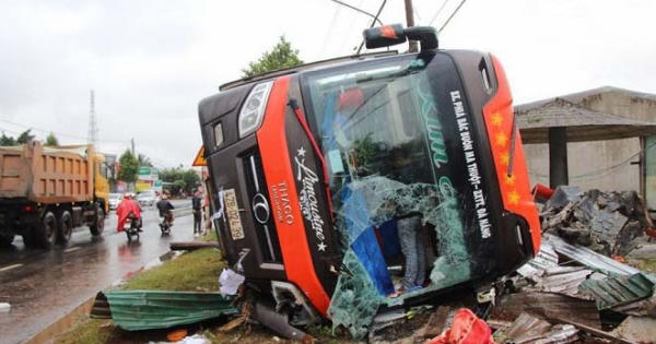 Xe khách bị lật, người dân đập kính cứu người