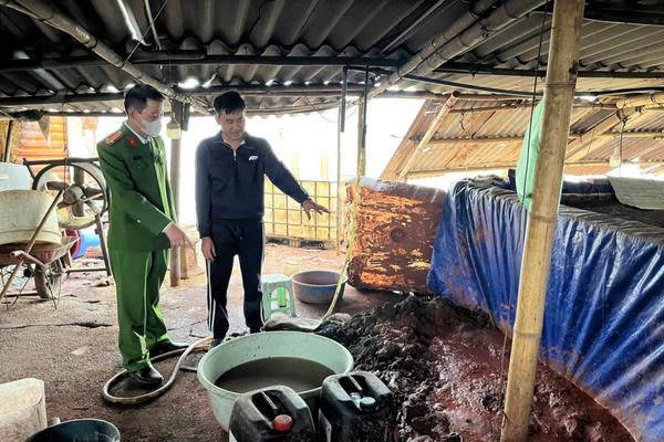Phát hiện 2 xưởng ở Hà Nội xả 6,7 tấn chất thải nguy hại ra ven sông Đuống