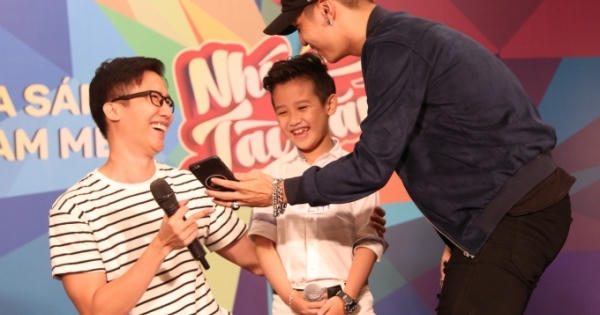 Cường Seven vừa uống thuốc hạ sốt vừa chấm thi Nhí Tài Năng Cường Seven vừa uống thuốc hạ sốt vừa chấm thi Nhí Tài Năng