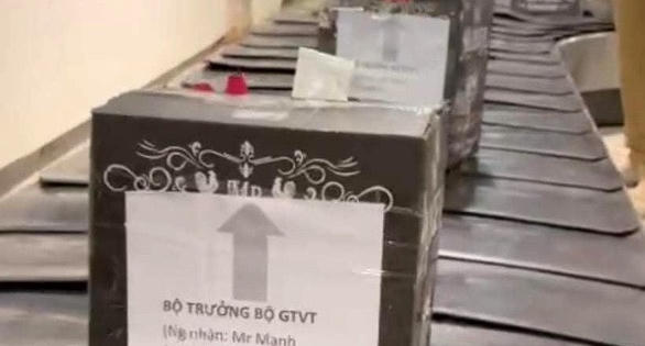 Cho thôi việc nhân viên gửi nhiều kiện hàng ghi 'Bộ trưởng Bộ GTVT’