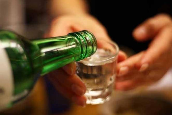 Cảnh báo rượu giả dịp Tết: Cách nhận biết nhanh để tránh ngộ độc Cảnh báo rượu giả dịp Tết: Cách nhận biết nhanh để tránh ngộ độc