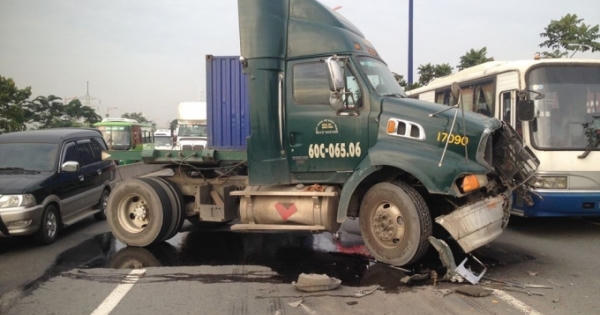 TP HCM: Va chạm liên tiếp trên xa lộ Hà Nội, giao thông ùn ứ nghiêm trọng