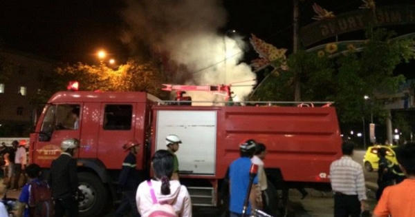 Huế: Vòm đèn trang trí đột ngột bốc cháy, phát ra tiếng nổ lớn