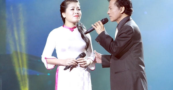 'Nữ hoàng nhạc đỏ' hạnh phúc đứng chung sân khấu cùng 'ông hoàng nhạc sến' 'Nữ hoàng nhạc đỏ' hạnh phúc đứng chung sân khấu cùng 'ông hoàng nhạc sến'