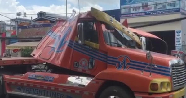 TP HCM: Phanh gấp, đầu container bị biến dạng do thép cuộn tông vào TP HCM: Phanh gấp, đầu container bị biến dạng do thép cuộn tông vào