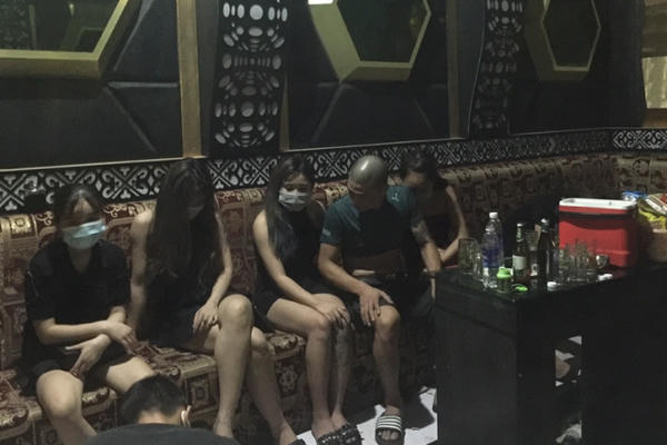 Bắc Giang: Tạm giữ 8 đối tượng nhảy múa trong quán karaoke bất chấp lệnh cấm