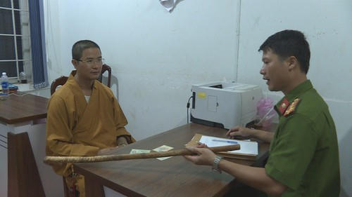 Thầy tu cầm gậy đập xe ô tô của người đi đường bị khởi tố