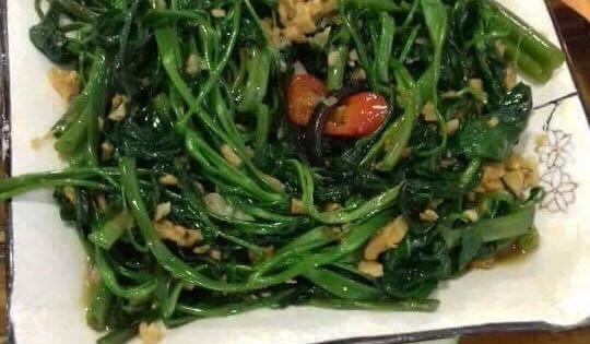 Hà Nội: Nhà hàng cơm gà Kampong bị tố thức ăn có đỉa?