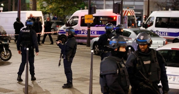 Bắt cóc con tin giữa thủ đô Paris