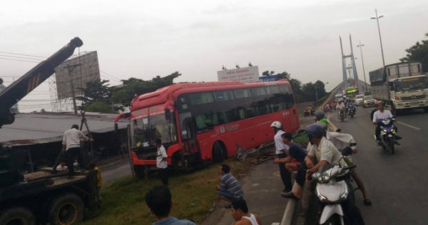 Hãng xe Phương Trang: Lộ video nghi tài xế vừa lái xe vừa “tòm tem” gái