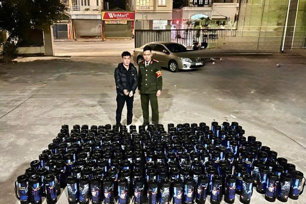 Công an phường Việt Hưng phát hiện vụ vận chuyển 200 bình khí nén nghi là khí cười