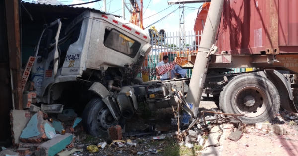 Xe container bất ngờ nổ lốp khi đang lưu thông trên đường tông sập phòng bảo vệ một công ty