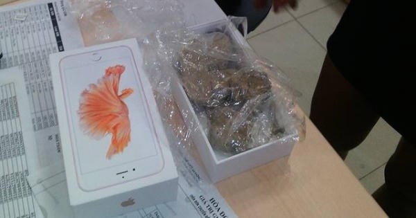 Khách hàng ở Việt Nam khui hộp iPhone 6s nguyên Seal nhận được cục đá