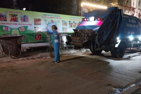 Những “chiến sỹ áo xanh” thầm lặng trong đêm Giao thừa Những “chiến sỹ áo xanh” thầm lặng trong đêm Giao thừa