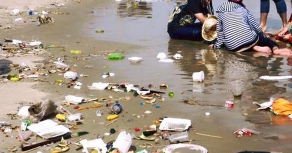 Biển Quất Lâm (Nam Định): Du khách thản nhiên vui chơi cùng vô vàn rác bẩn