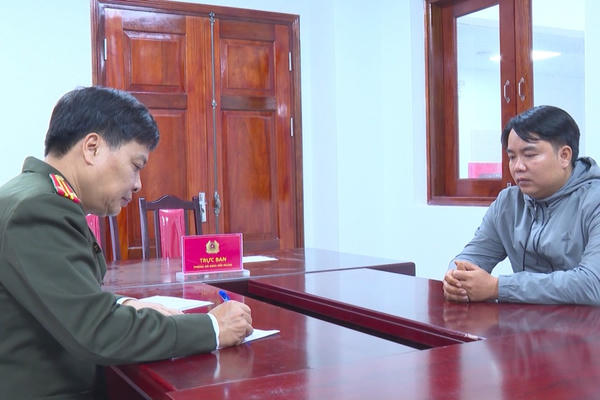 Bắt quả tang nhóm đối tượng đưa 32 người xuất cảnh sang Trung Quốc Bắt quả tang nhóm đối tượng đưa 32 người xuất cảnh sang Trung Quốc