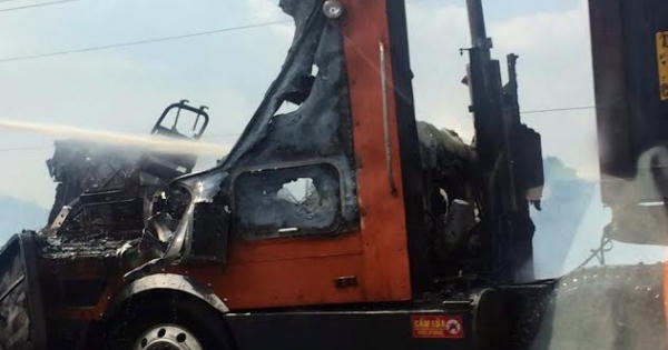 Xe container bốc cháy dữ dội trên cao tốc TP HCM - Long Thành - Dầu Giây