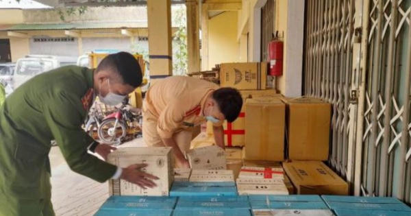 Bị công an truy đuổi, tài xế bỏ lại xe hàng lậu và bỏ trốn vào rừng