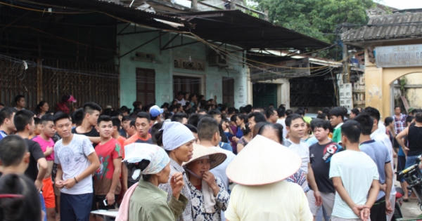 "Biển người" hiếu kỳ tràn về nhà cháu bé 33 ngày tuổi bị sát hại trong chậu nước